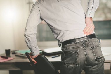 Sırt ağrısı, hafif etkisi acı işadamı