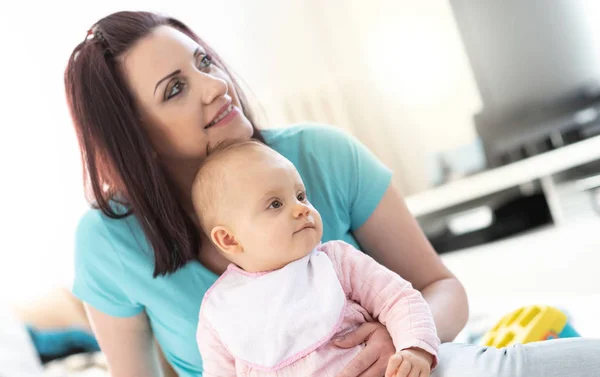 Retrato de mãe com seu bebê bonito menina — Fotografia de Stock