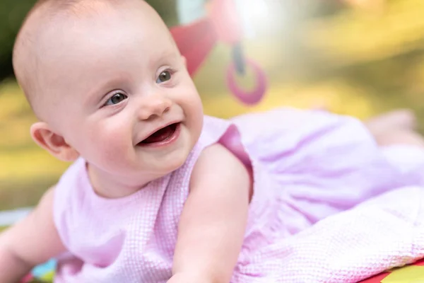 Retrato de niña sonriente al aire libre, efecto de luz — Foto de Stock