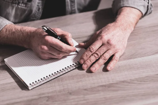 Manliga händer tar anteckningar — Stockfoto