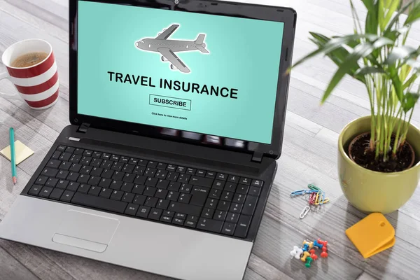 Концепция страхования путешествий на ноутбуке — стоковое фото