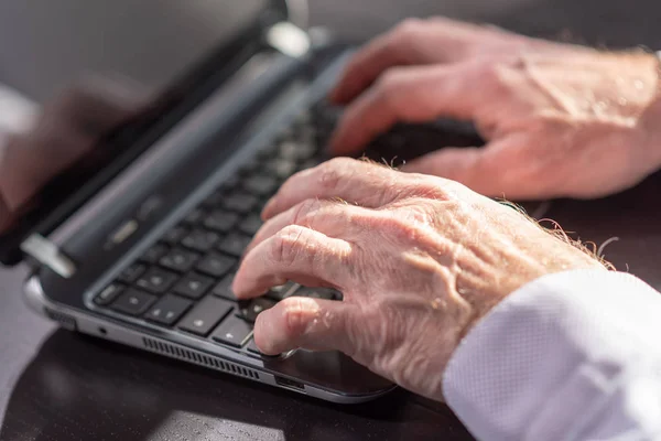Les mains de l'homme d'affaires en utilisant un ordinateur portable, gros plan — Photo