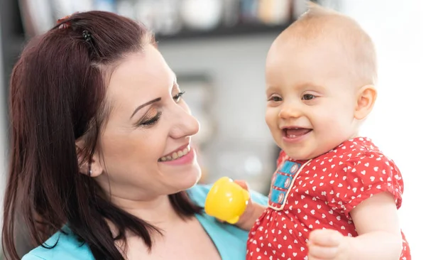 Retrato de mãe feliz com seu bebê bonito menina — Fotografia de Stock