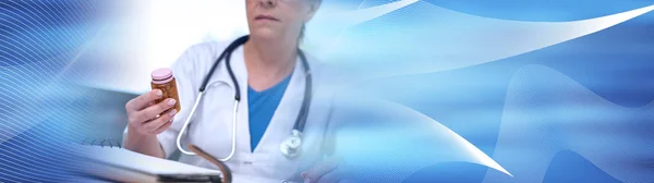 Жінка-лікар тримає пляшку таблеток. панорамний банер — стокове фото