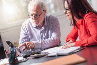 ofiste çalışan iş adamları