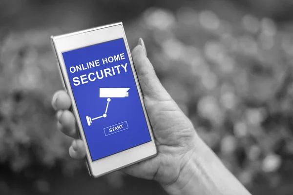 Online otthoni biztonsági koncepció egy okostelefon — Stock Fotó