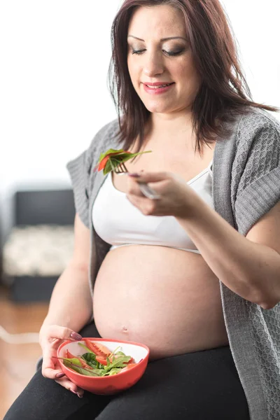 Здорове харчування молодої вагітної жінки — стокове фото