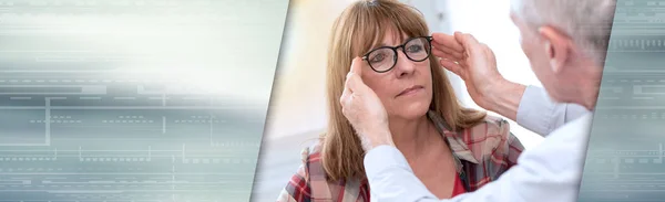 Зрелая женщина испытывает новые очки, световой эффект. панорамный запрет — стоковое фото