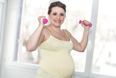 Dambılı hamile kadın eğitimi.