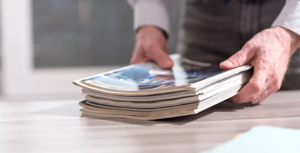 Man bedrijf tijdschriften — Stockfoto