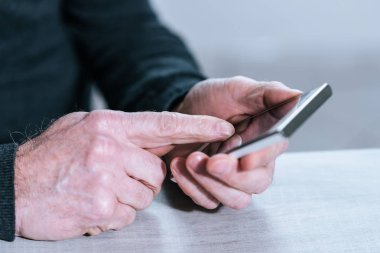 erkek ellerini kullanan bir akıllı telefon