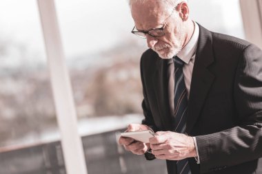 Cep telefonu kullanan iş adamı