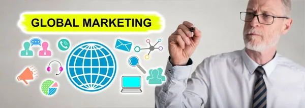 Empresario dibujando concepto de marketing global — Foto de Stock