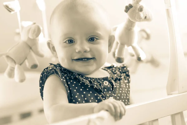 Retrato de linda niña, blanco y negro — Foto de Stock