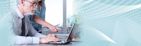 Geschäftsleute, die am Laptop arbeiten. Panorama-Banner — Stockfoto