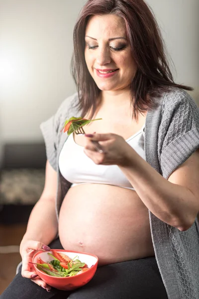 若い妊婦の健康的な食事 — ストック写真