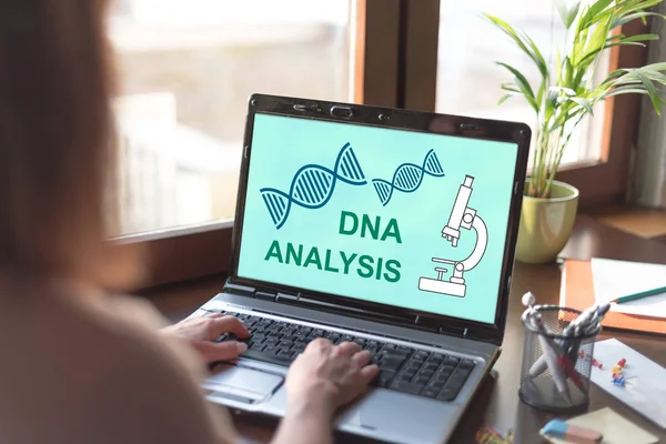 Conceito de análise de DNA em uma tela de laptop — Fotografia de Stock