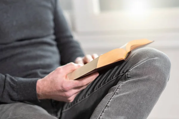 Man die een boek leest — Stockfoto