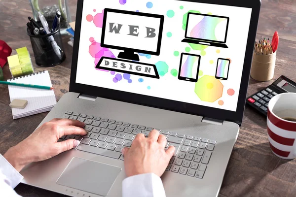 Web tasarım konsepti bir laptop ekranında — Stok fotoğraf