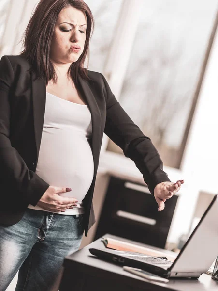 Wyczerpany w ciąży kobieta z przodu jej laptop — Zdjęcie stockowe