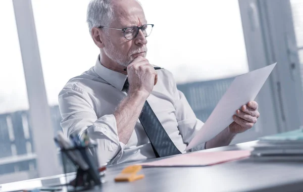 Geschäftsmann überprüft ein Dokument — Stockfoto