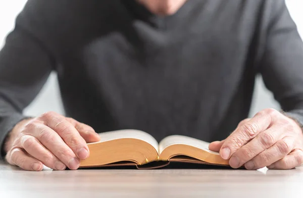 Uomo che legge un libro — Foto Stock