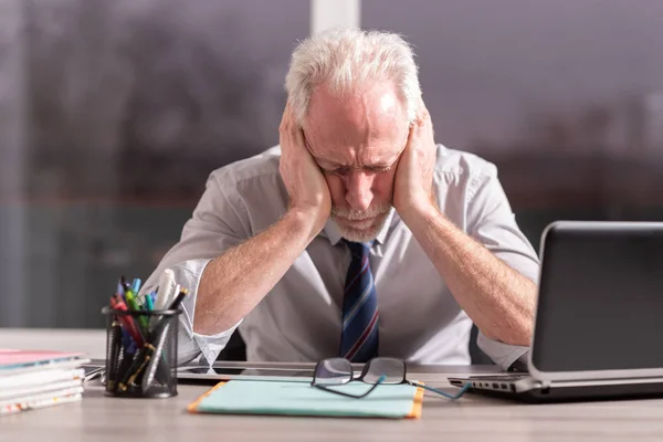 Porträt eines müden Geschäftsmannes — Stockfoto