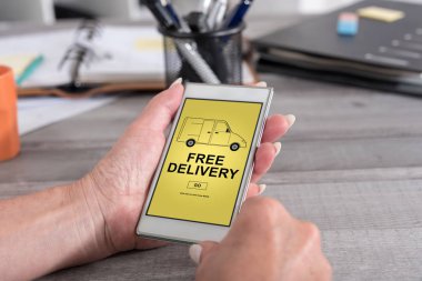 Ücretsiz teslimat kavramı bir smartphone cep telefonu ile