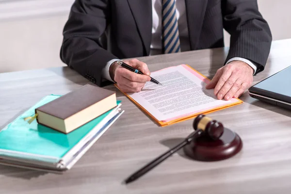 Advocaat lezen juridisch document (lorem ipsum tekst gebruikt) — Stockfoto