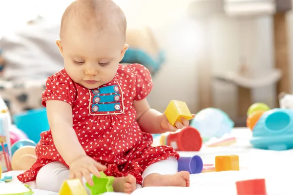 Portrait de bébé fille mignonne jouant avec des jouets, effet de lumière — Photo