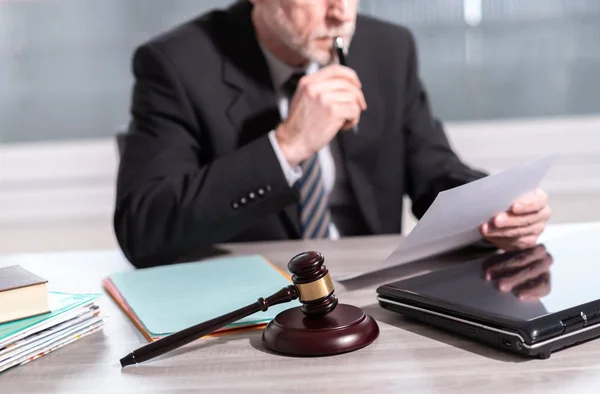 Advocaat lezing juridisch document — Stockfoto