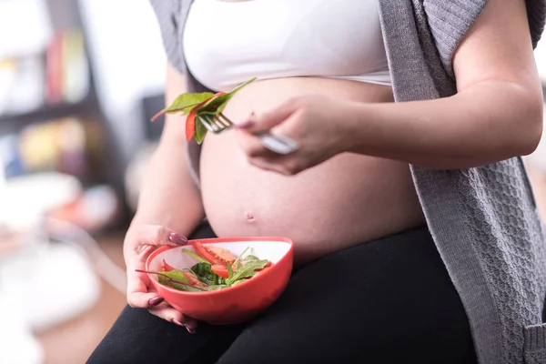 Note di alimentazione della donna incinta — Foto Stock