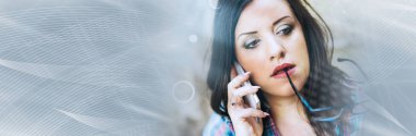 Telefon, ışık efekti kullanan güzel genç kadın portresi. Pan