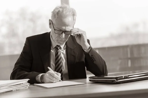 Empresário assina documento, preto e branco — Fotografia de Stock