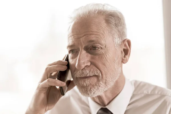 Cep telefonu üzerinde konuşurken üst düzey iş adamı — Stok fotoğraf