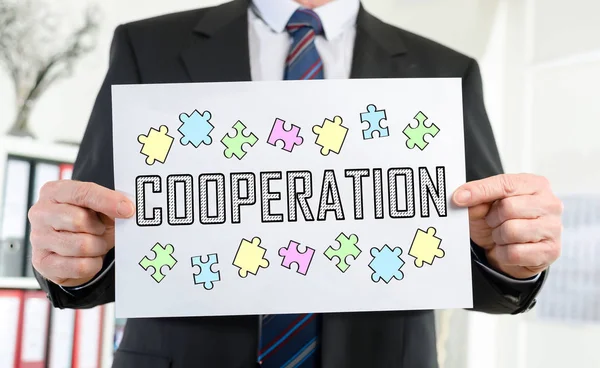 Samarbete konceptet visas av en affärsman — Stockfoto