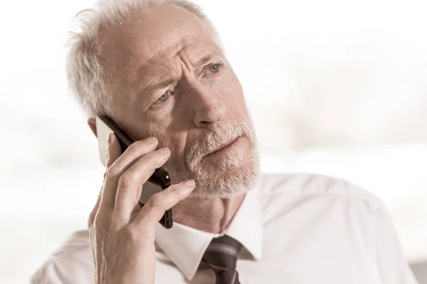 Uomo d'affari anziano che parla sul cellulare — Foto Stock