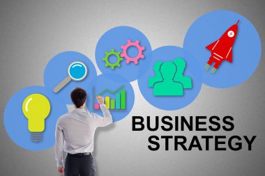 Bir erkek tarafından çizilen iş stratejisi kavramı