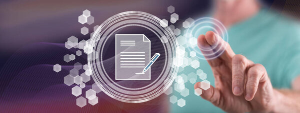 Человек, касающийся умной концепции контракта
