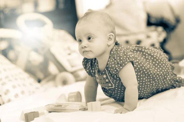 행복 한 귀여운 아가, 조명 효과, 흑백의 초상화 — 스톡 사진
