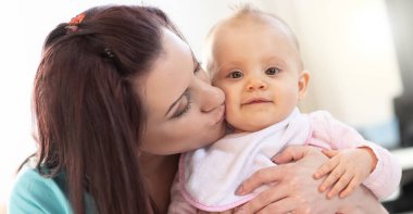 Şirin bebek kızı annesiyle portresi