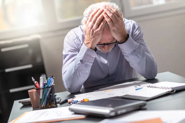 Hombre de negocios sénior cansado en la oficina, efecto luz —  Fotos de Stock