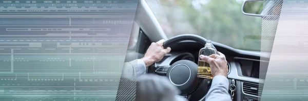 Mann trinkt Alkohol und fährt Auto. Panorama-Banner — Stockfoto