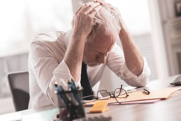 Stressad affärsman som sitter på kontor — Stockfoto