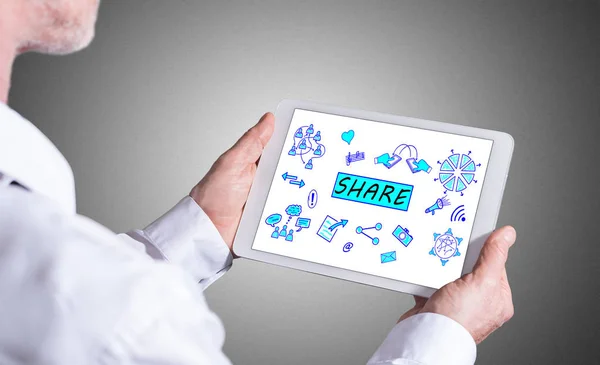 Compartilhar conceito em um tablet — Fotografia de Stock
