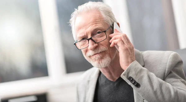 Cep telefonu kullaranarak olgun işadamı portresi — Stok fotoğraf