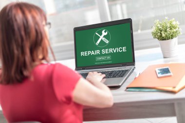 Onarım hizmeti kavramı bir laptop ekranında