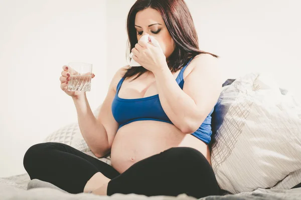 Těhotná žena vysmrkala — Stock fotografie