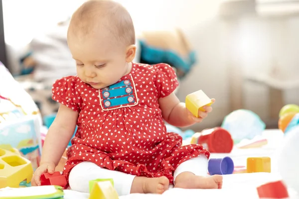 Portrait de bébé fille mignonne jouant avec des jouets, effet de lumière — Photo