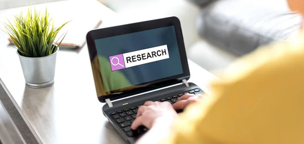 Araştırma kavramı bir laptop ekranında — Stok fotoğraf